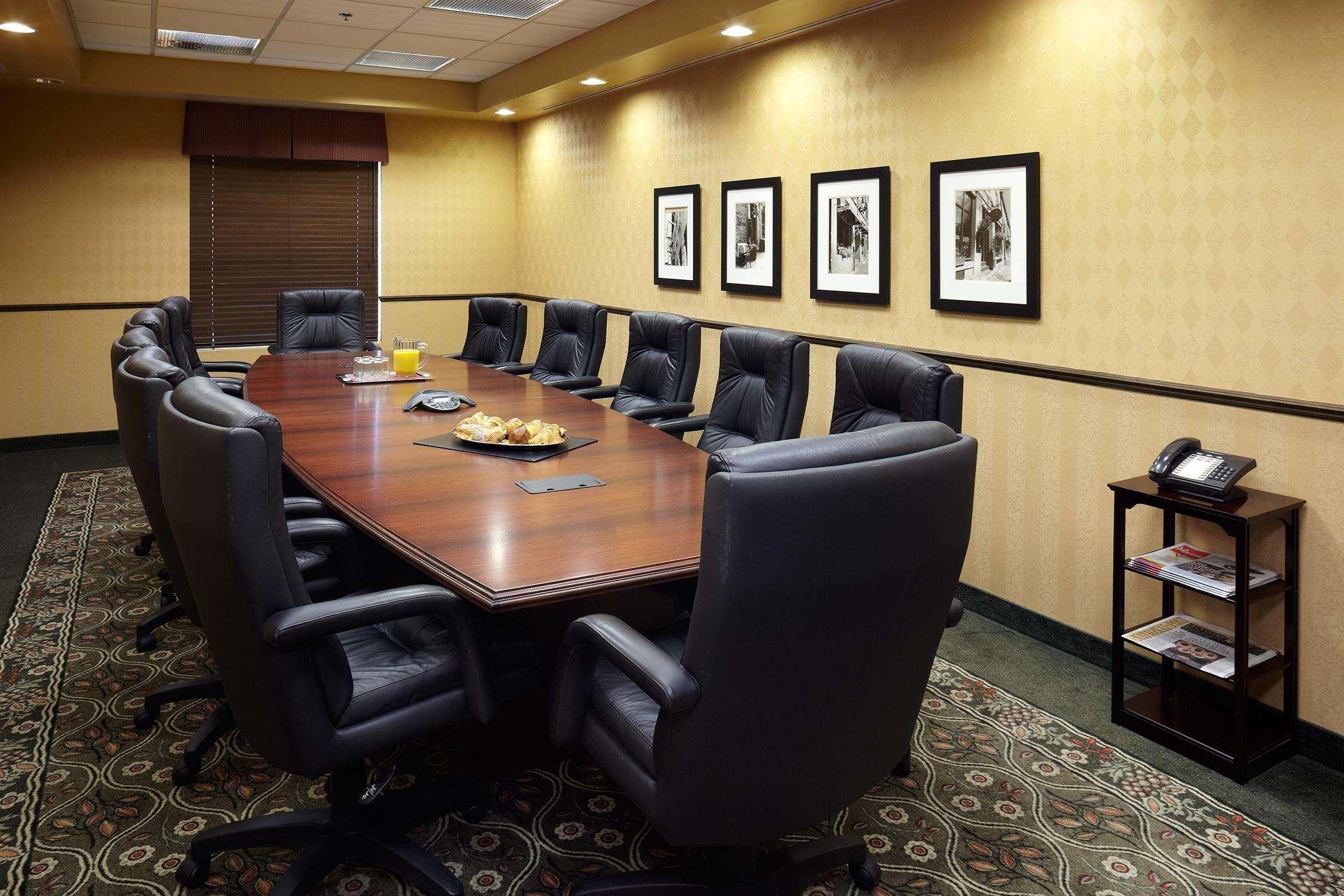 Hampton Inn & Suites Montreal-Dorval Affari foto