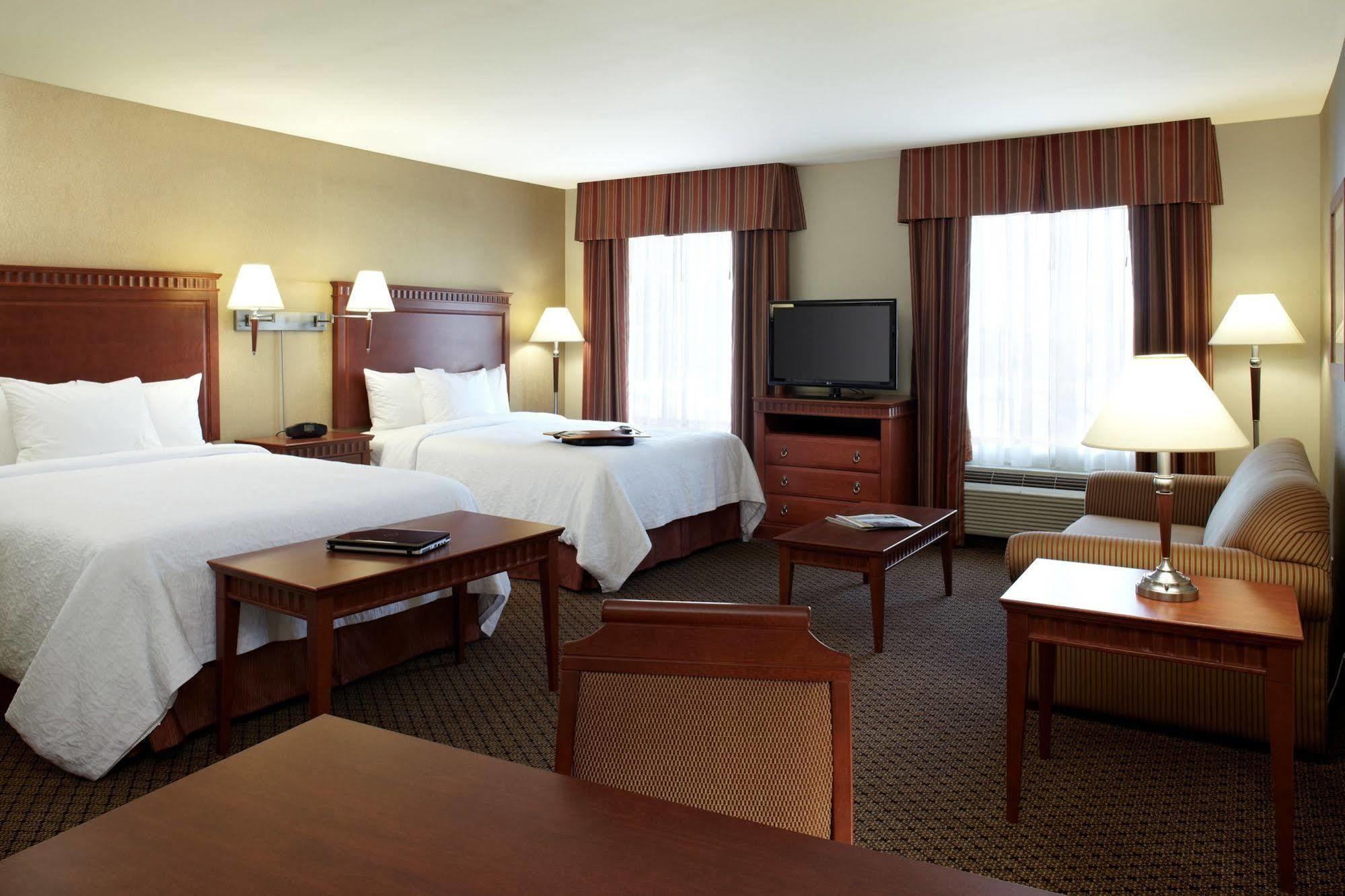 Hampton Inn & Suites Montreal-Dorval Esterno foto