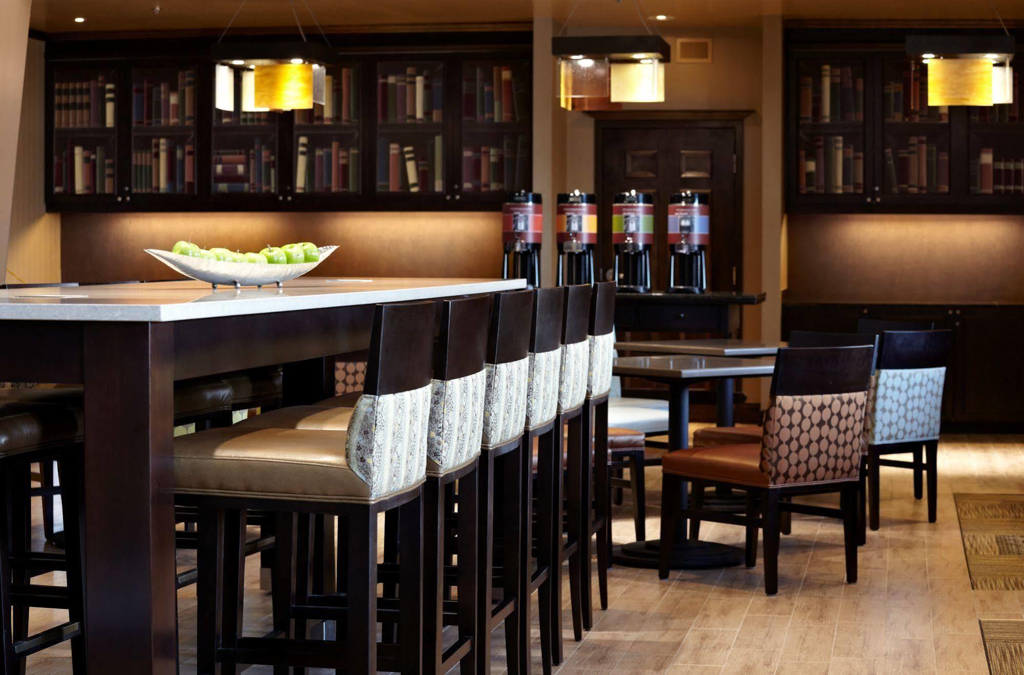 Hampton Inn & Suites Montreal-Dorval Esterno foto